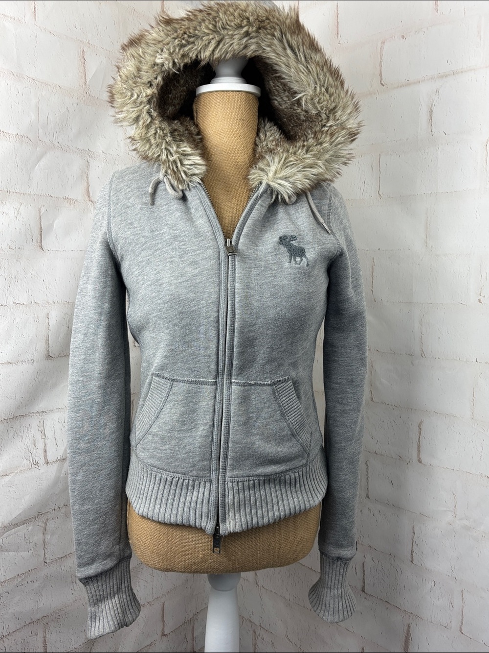 ⬇️ Abercrombie & Fitch Light Gray Faux-Fur Hooded Zip Jacket